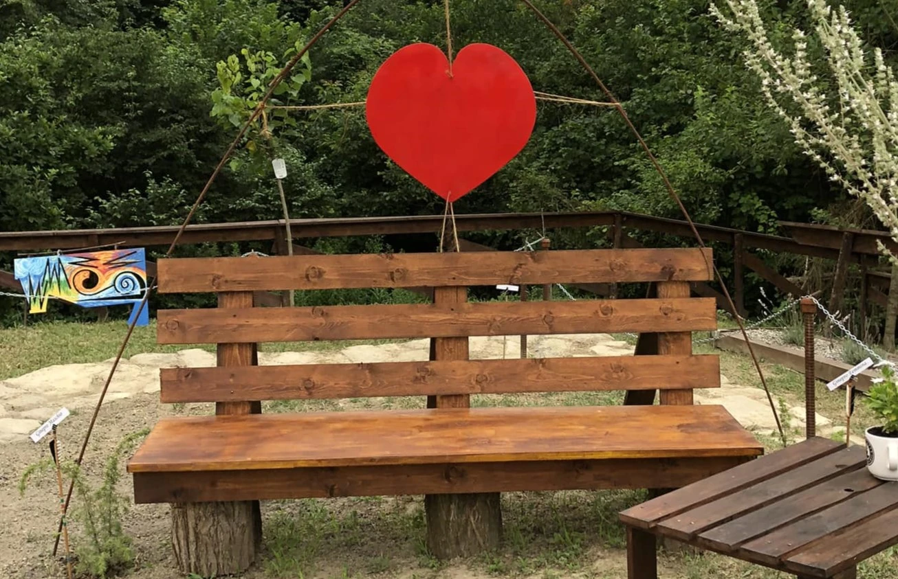 La panchina del nostro giardino immersa nella natura